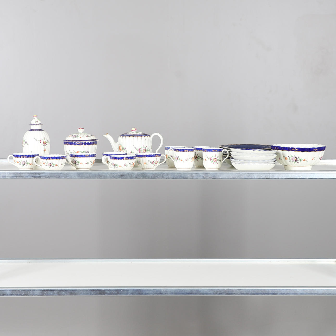 AN 18TH CENTURY WORCESTER PART TEA SERVICE.