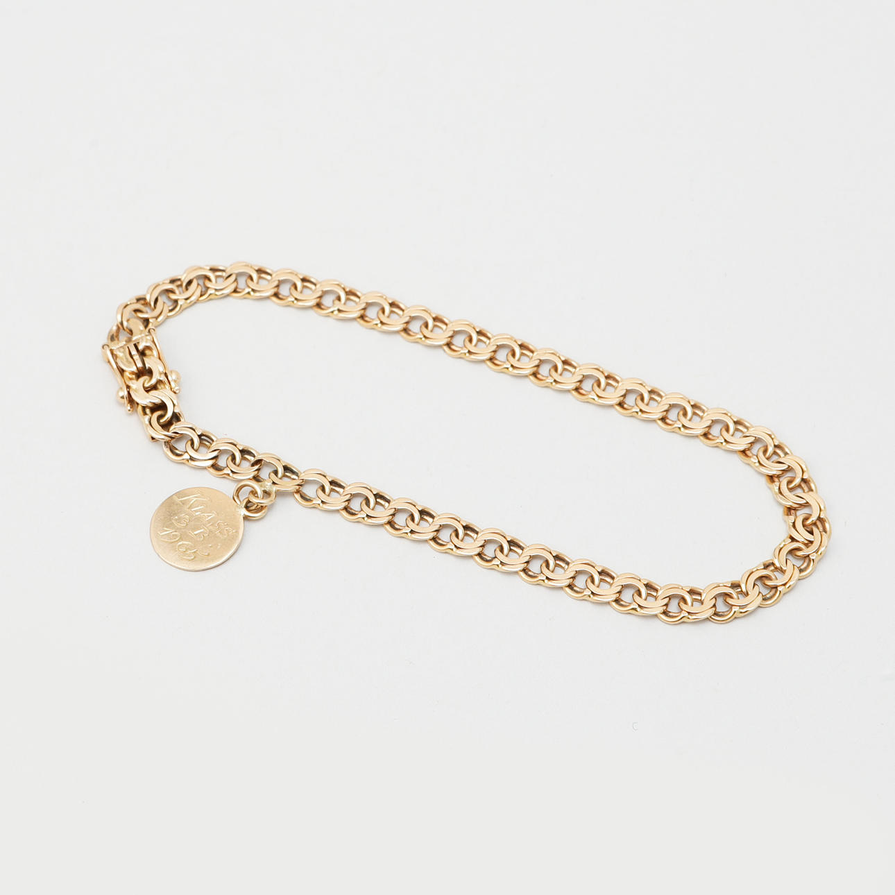 ARMLÄNK med berlock, 18k guld. Vikt ca 11,4 g.