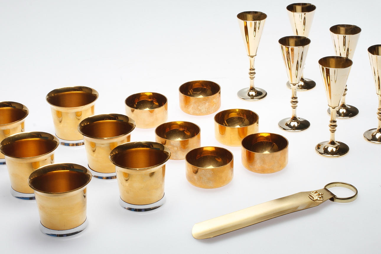 KOPPAR, SNAPSGLAS, SELTERGLAS samt SKOHORN, mässing. 6+6+6+1 st. Skultuna. Bland annat Pierre Forsell.