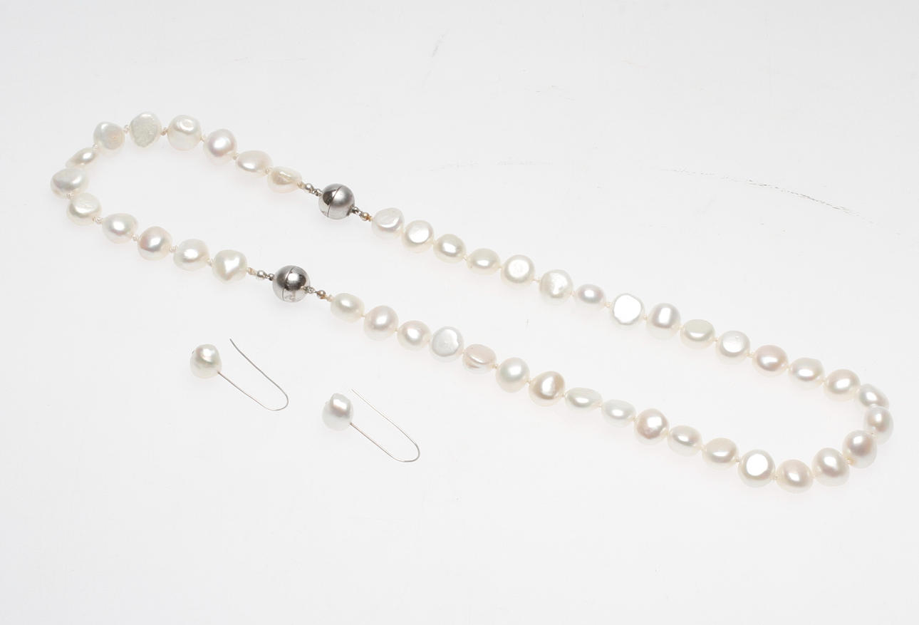 GARNITYR, 3 delar, sötvattens odlade pärlor.