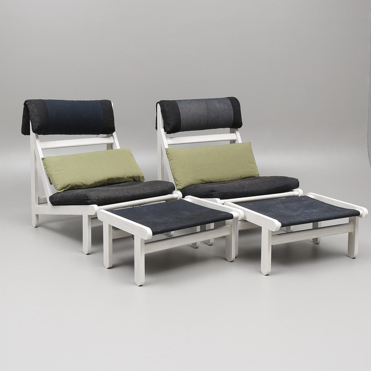 FÅTÖLJER med FOTPALLAR, ett par, "Kludestolen", Bernt Pedersen.