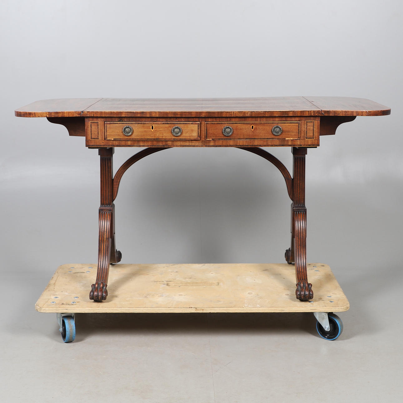 UNA MESA DE SOFÁ DE CAOBA DEL SIGLO XIX.