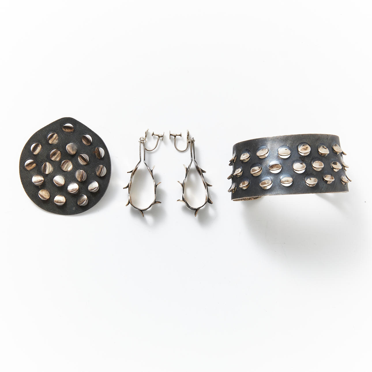 grete-prytz-kittelsen-med-punkter-armring-brosch-rh-ngen-1-par