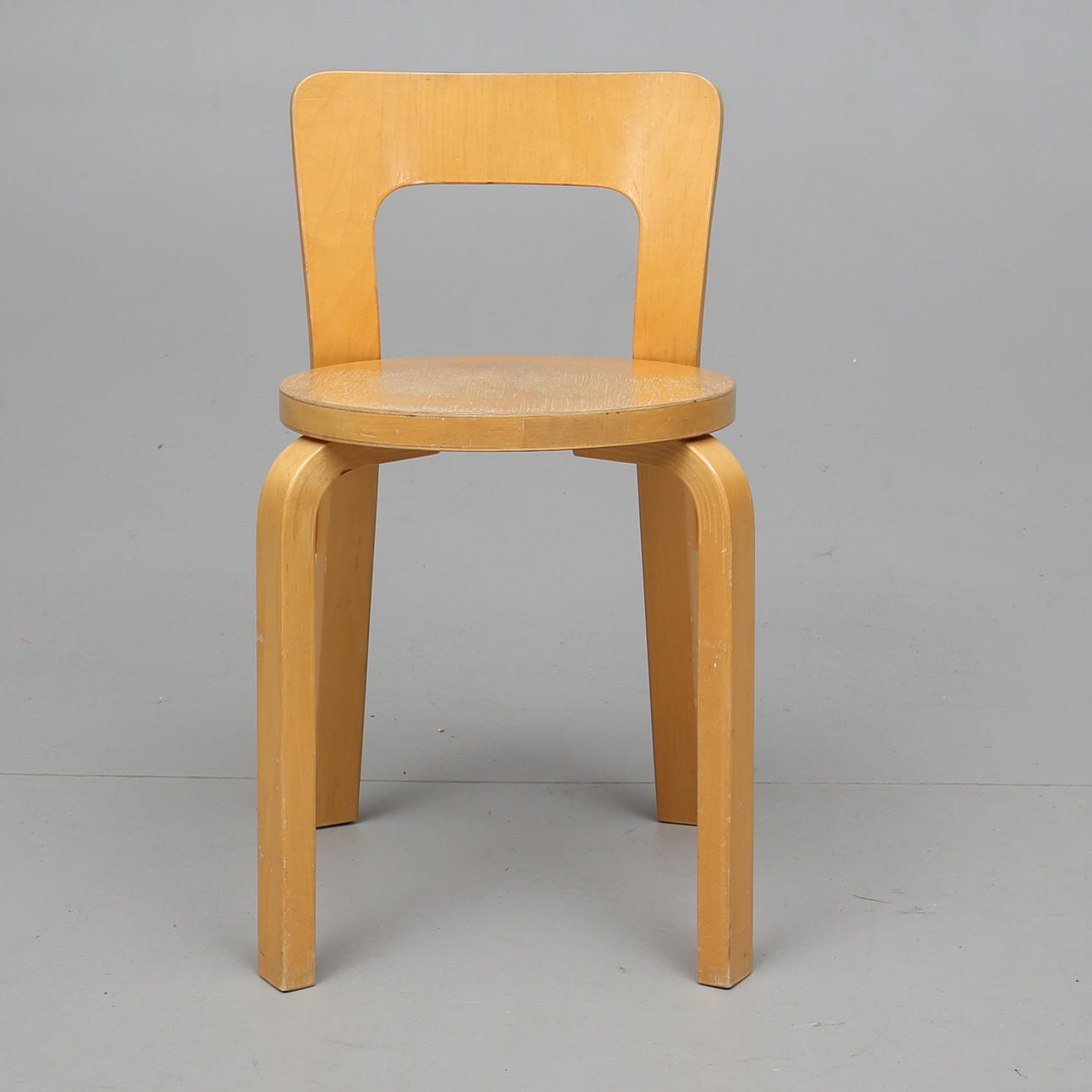 STOL, "Modell 66", Alvar Aalto, Artek, 1900-talets andra hälft.