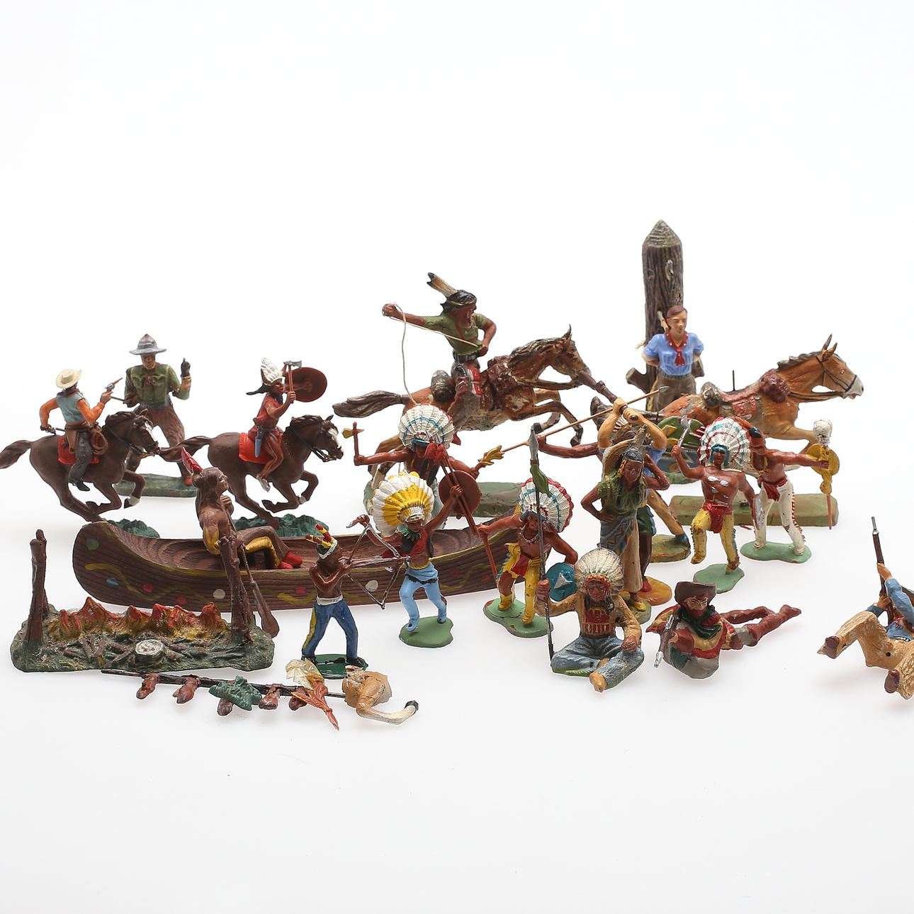 ELASTOLIN WESTERN-figurer samt PLASTFIGURER, ca 23 delar, 1900-tal.