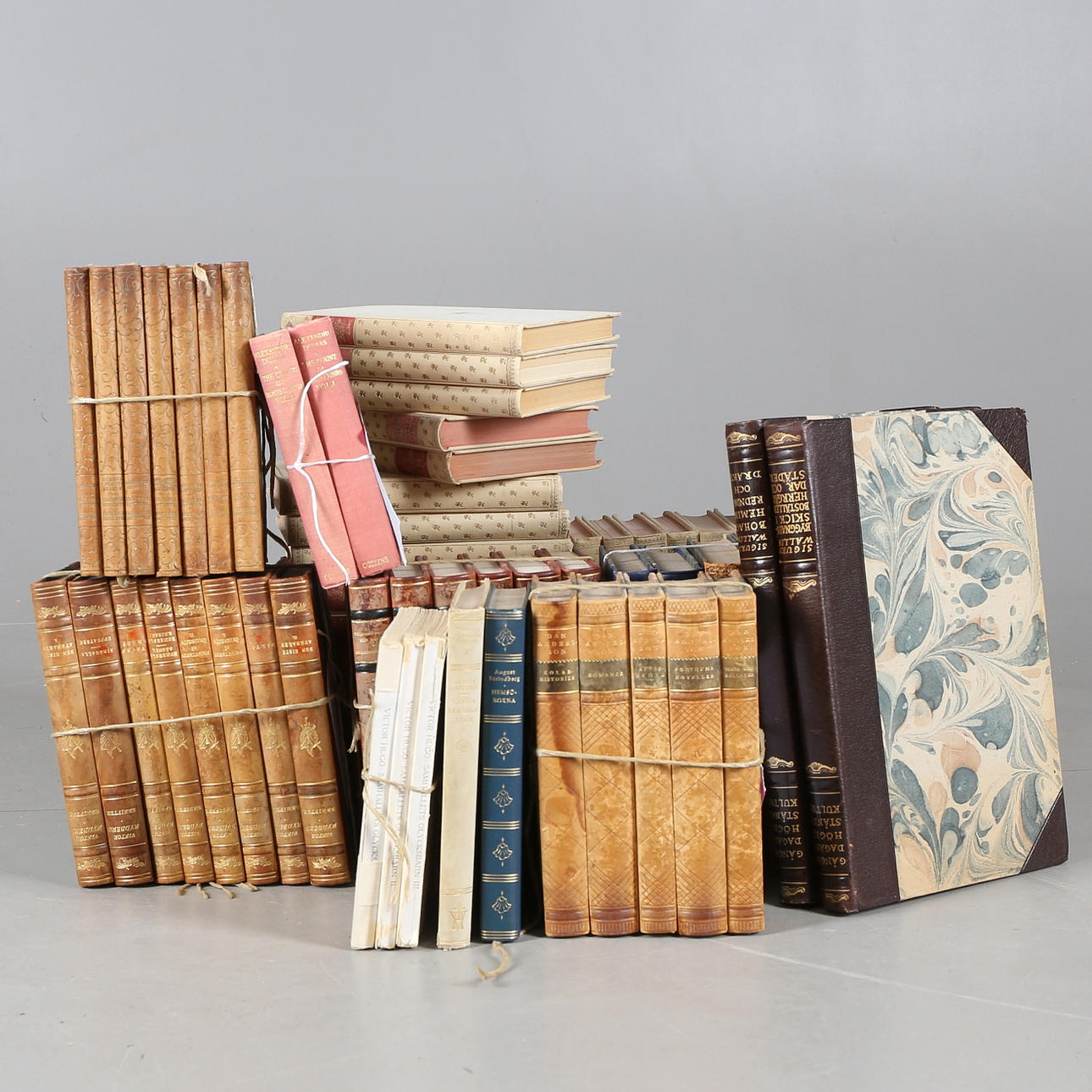 BOKPARTI, huvudsakligen läderband, ca 67 st, 1900-tal.