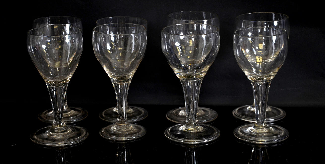 RÖDVINSGLAS, 8-stycken, handblåsta, 1800-tal.