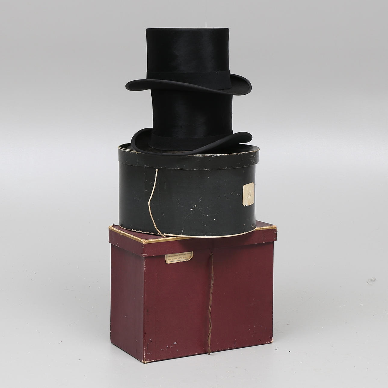 HATTAR med HATTASKAR, Paris, Frankrike.