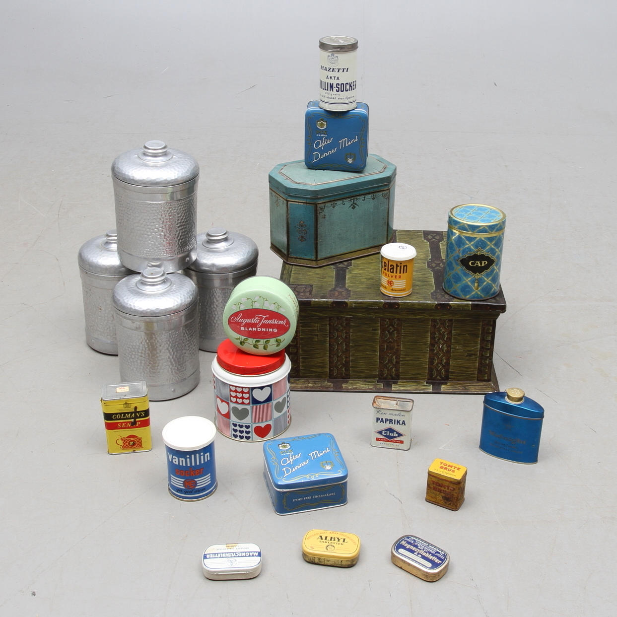 PLÅTBURKAR, 19 st, bla. Göteborgs Kex, Kalmar Konfekt & Karamellfabrik,Pix mm, 1900-tal.