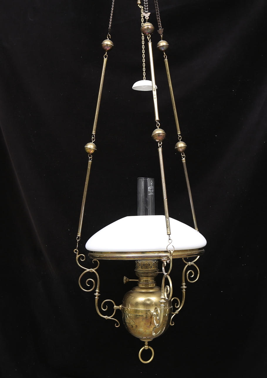 TAKLAMPA, fotogen, mässing, omkring 1900, höjd exklusive kedja ca. 48 cm.