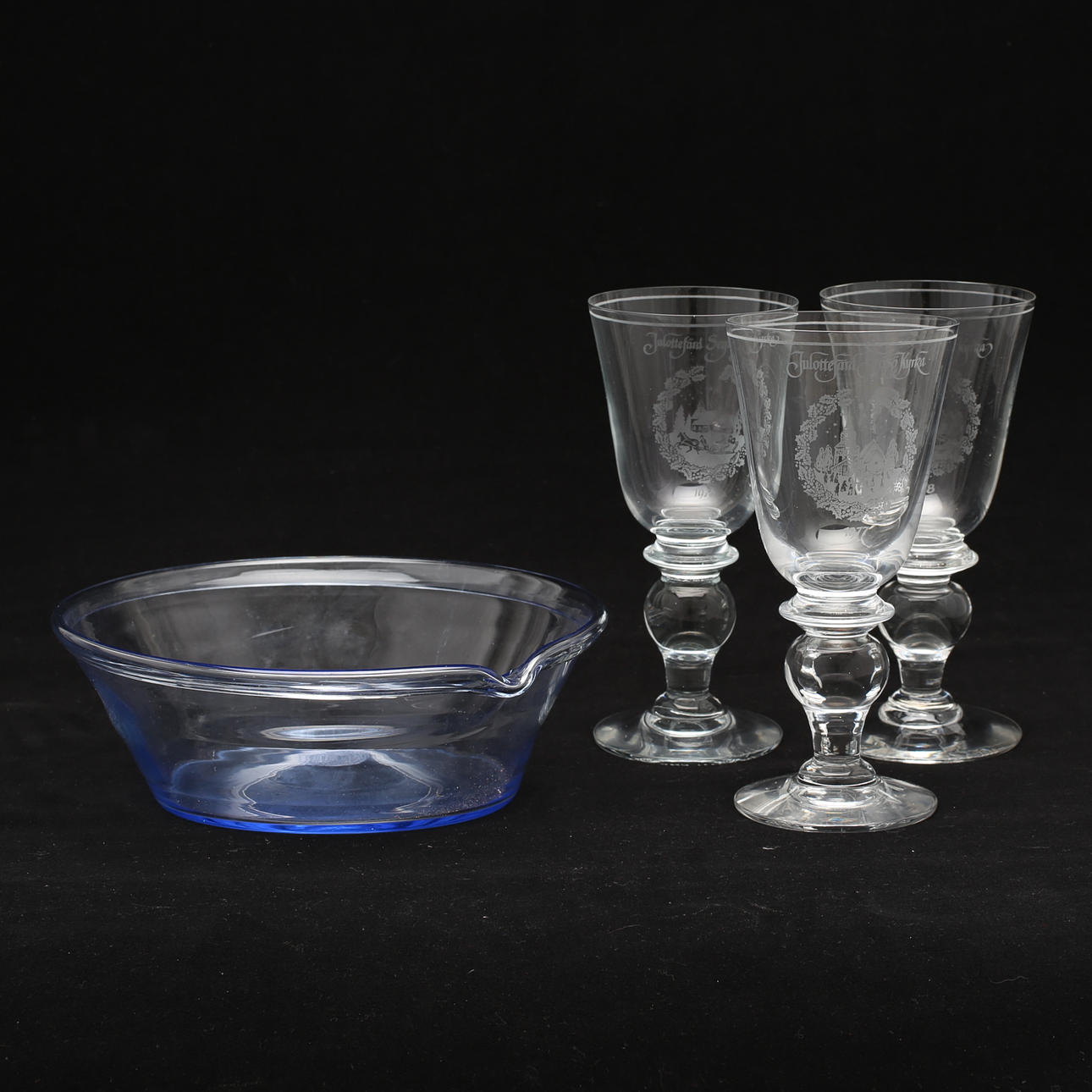 JULPOKALER, 3 st, Kosta, signerade samt SPILLKUM, 1800-tal, glas.