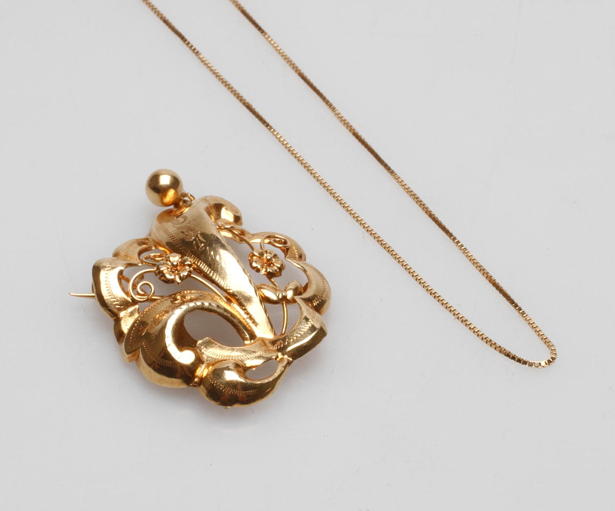 COLLIER MED HÄNGE, guld, 18k, vikt ca. 6.4 gram.