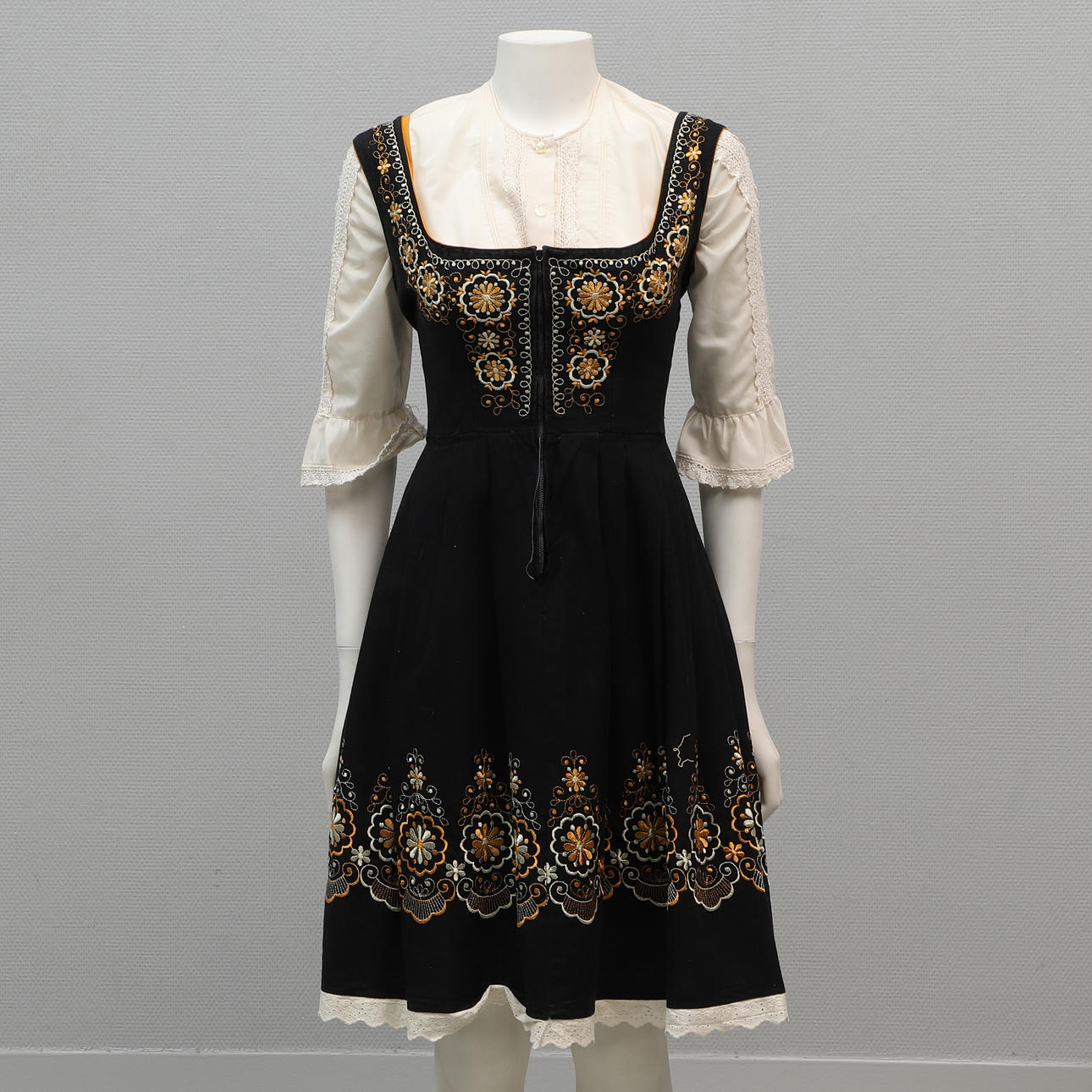 MEKKO, Salzburger Dirndl, koko 40.