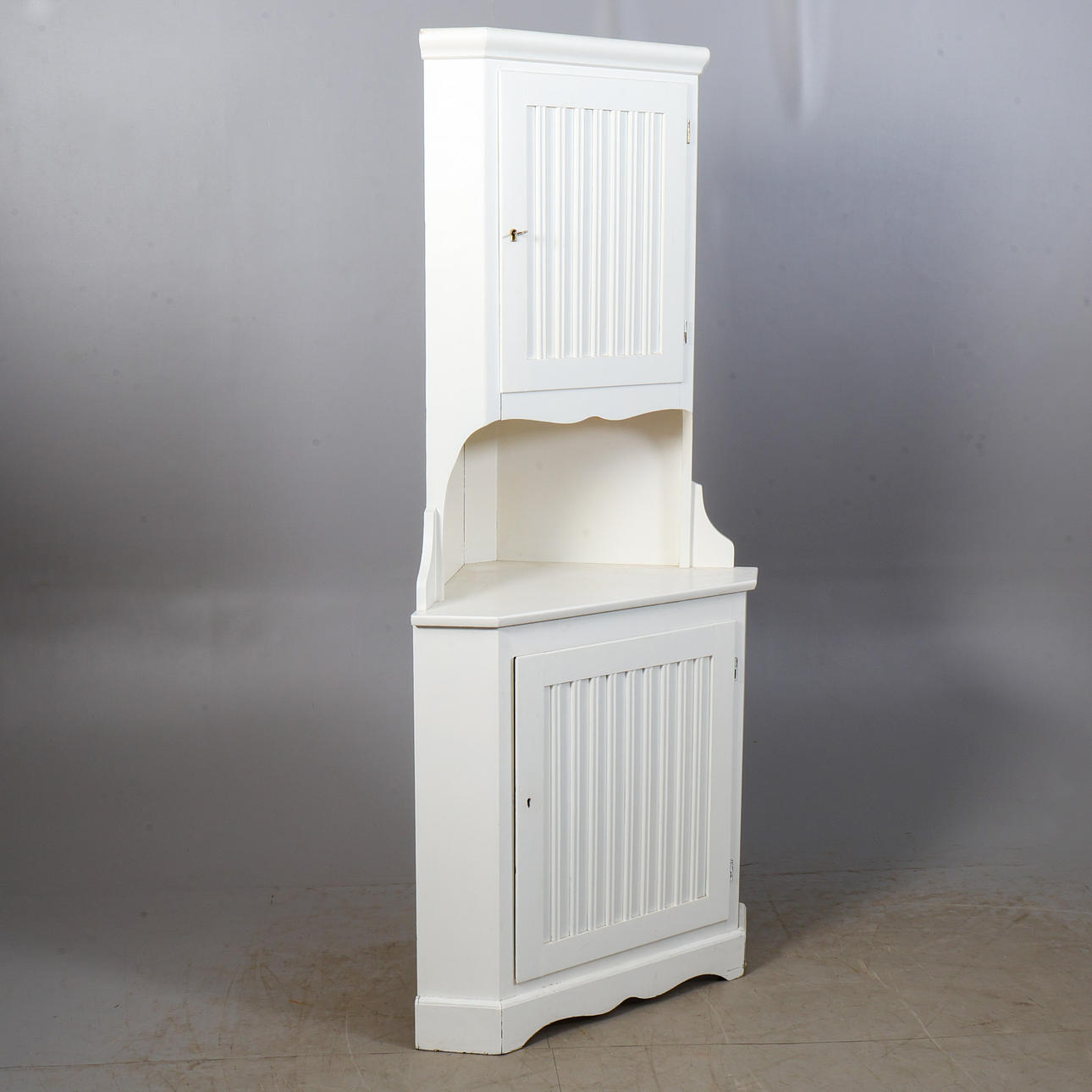 HÖRNSKÅP, 1900-tal.