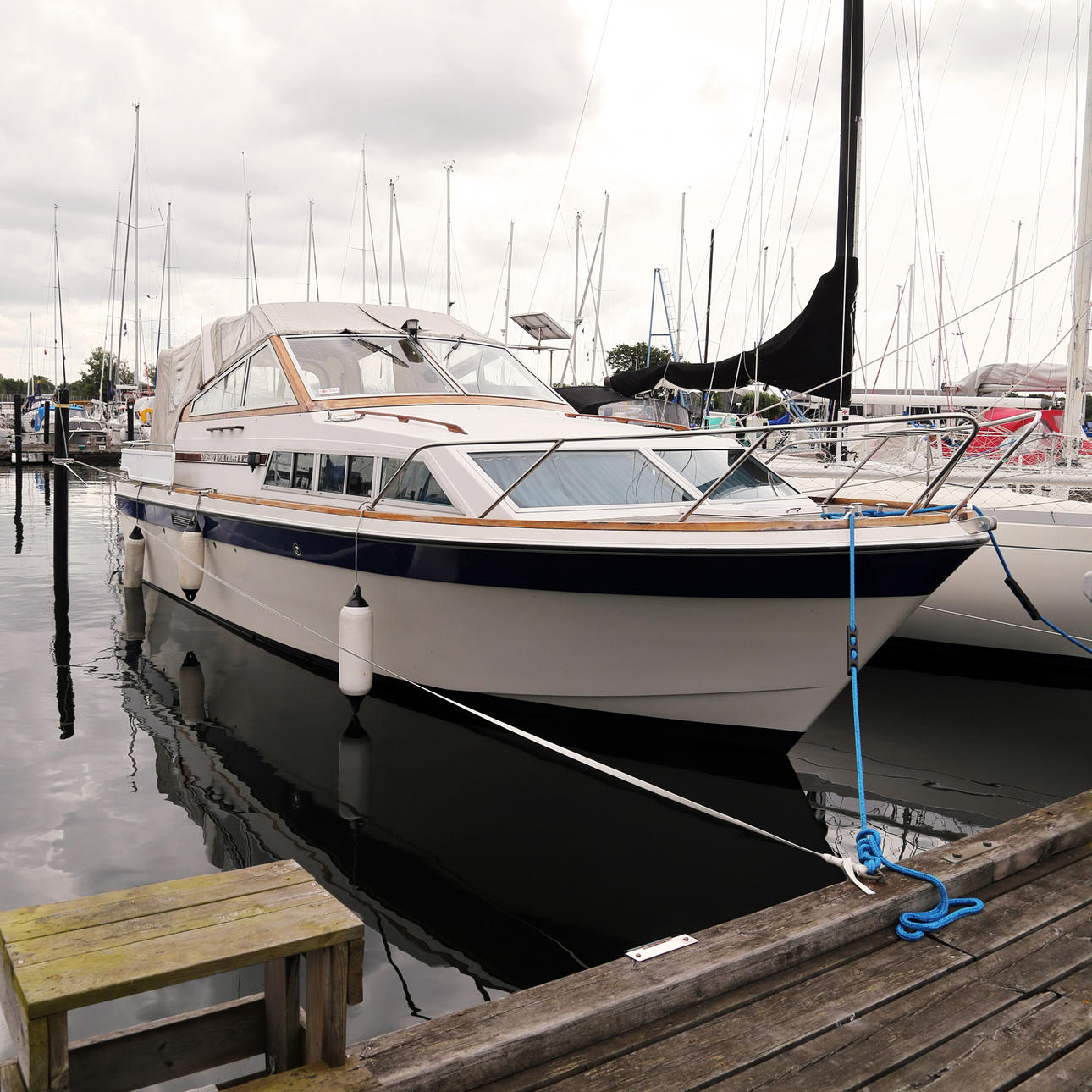 MOTORBÅT, Storebro 31 Adriatic med Targabåge med teakdäck och badbrygga, årsmodell 1976.