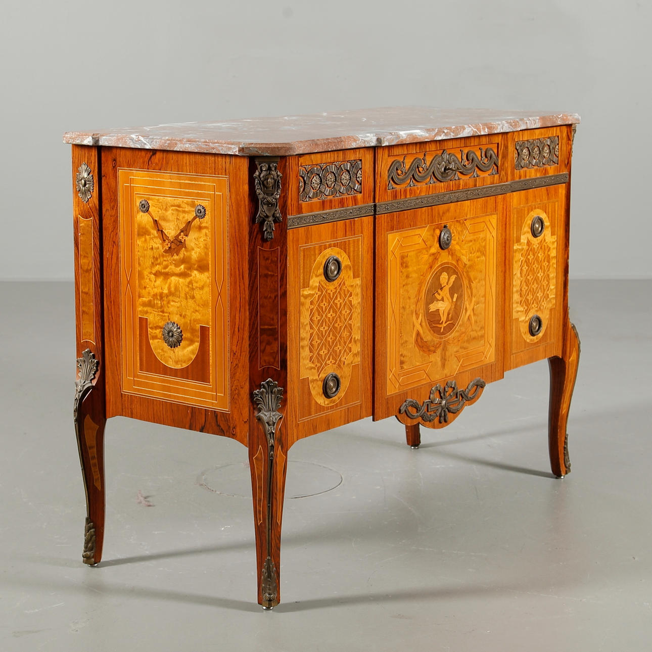 BYRÅ i gustaviansk stil, 1900-talets andra hälft.