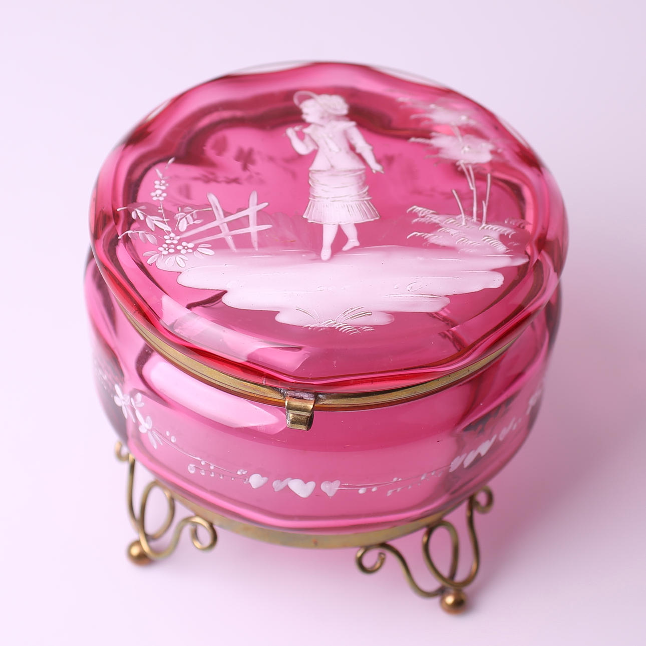 BONBONJÄR, rött glas, mässingsinfattad, handmålad, tidigt 1900-tal.