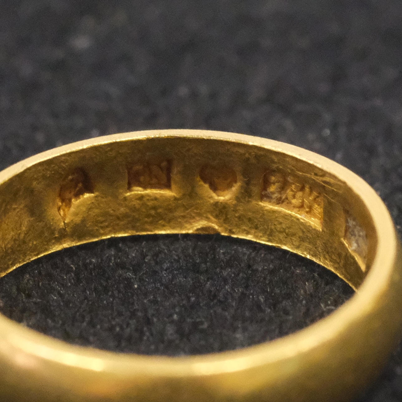THREE RINGS, 23K GOLD. Jewellery & Gemstones - Rings - Auctionet