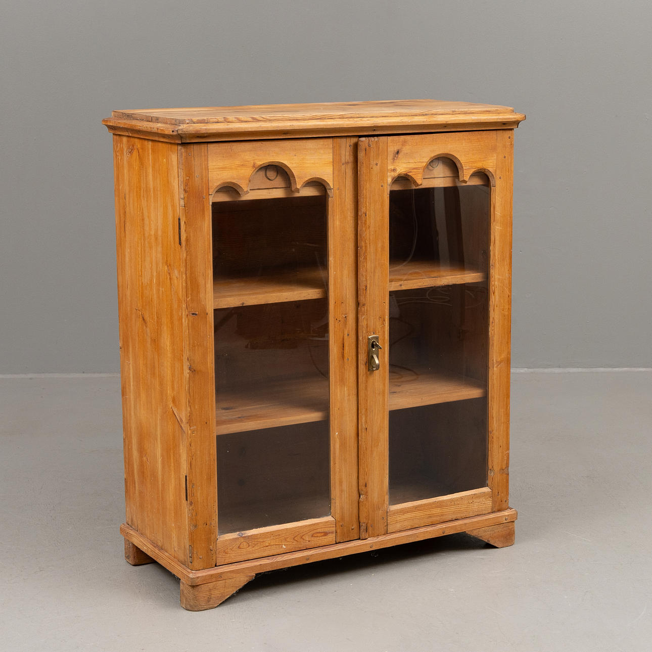 A pine cabinet, tiled, 19th century.