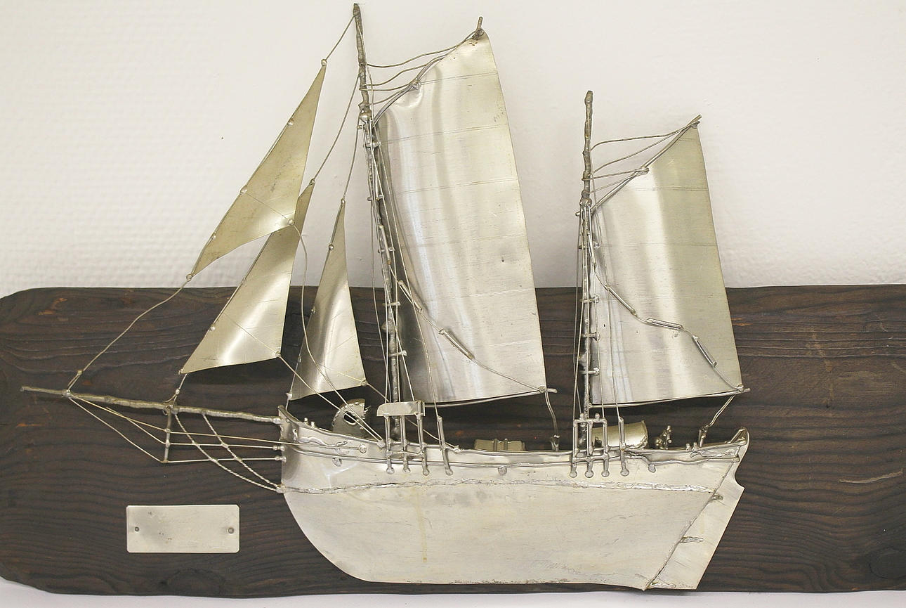 URBAN STRÖM. Båtrelief, gast, monterad på träplatta.