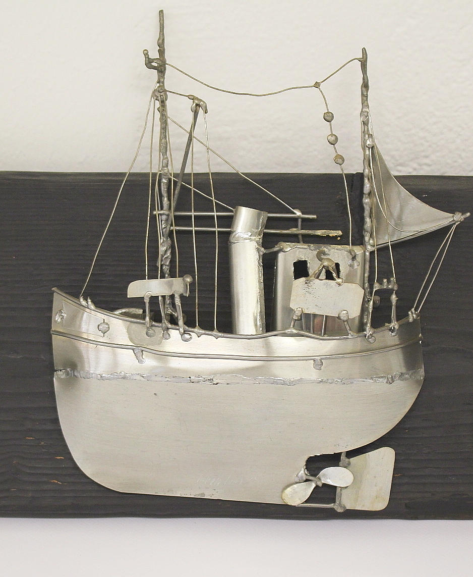 URBAN STRÖM. Båtrelief, dubbeltrålare, monterad på träplatta.