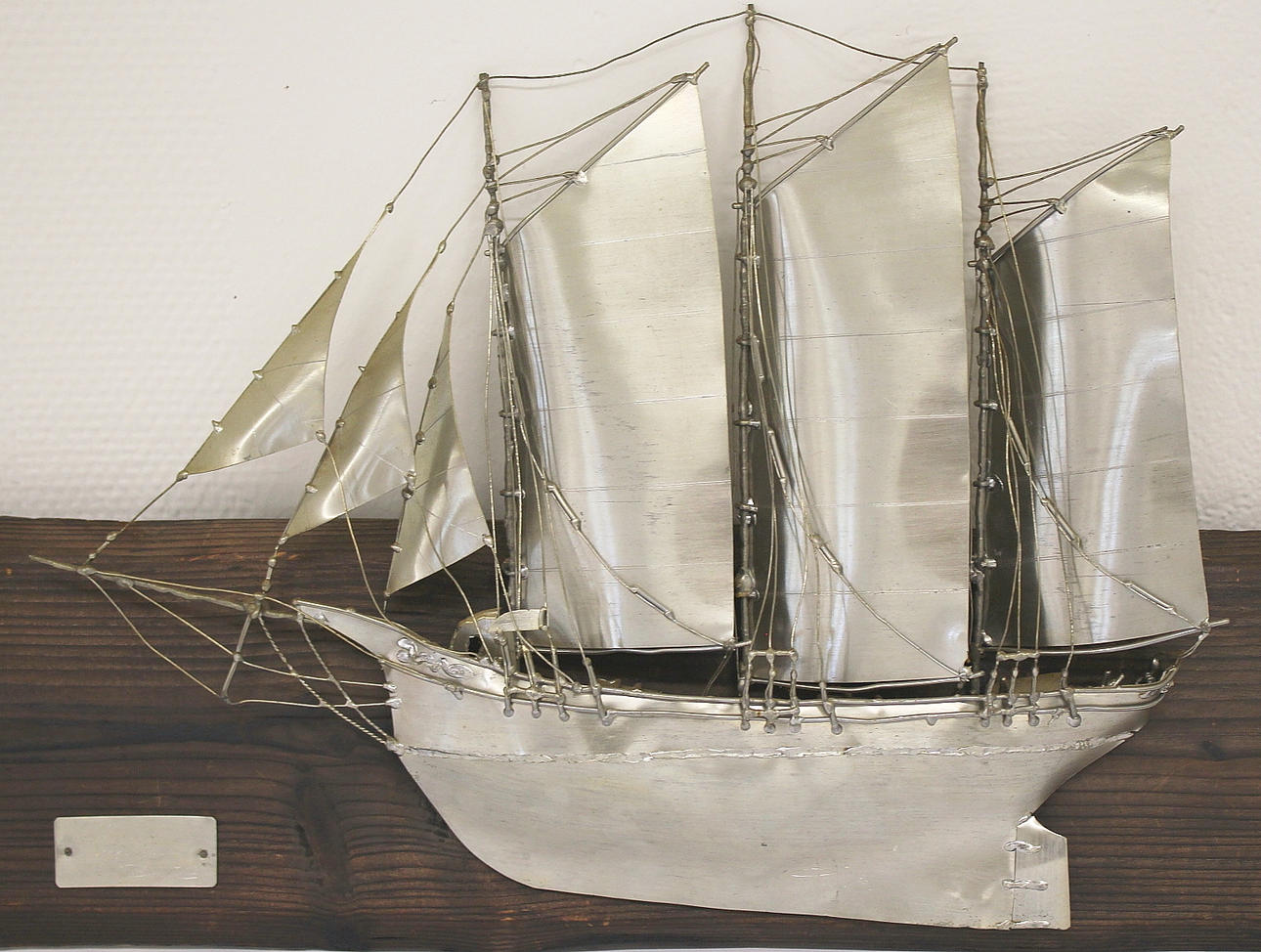 URBAN STRÖM. Båtrelief, skonare, monterad på träplatta.