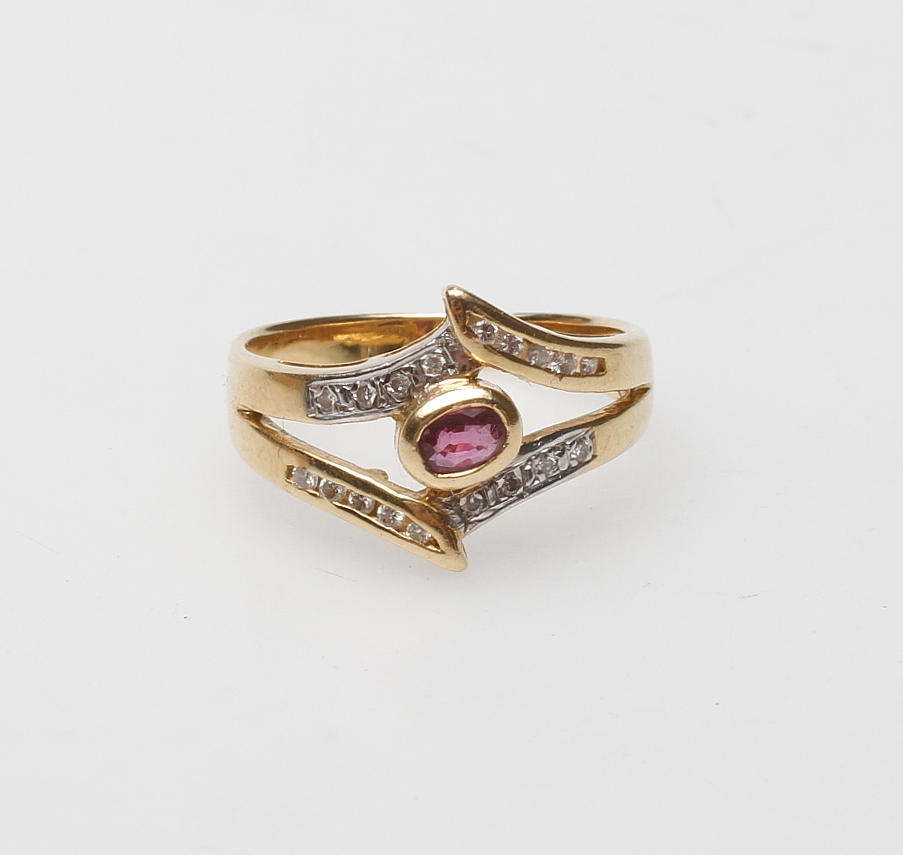 RING med stenar, 18k guld, vikt ca 4,3 gr.