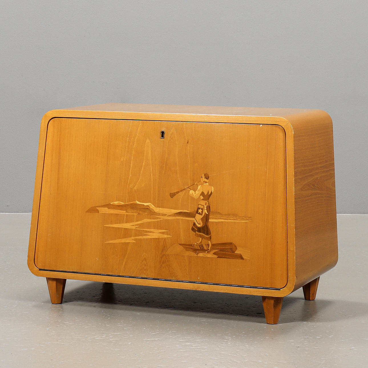 Elmskab med intarsia-indretning, 1940'erne.