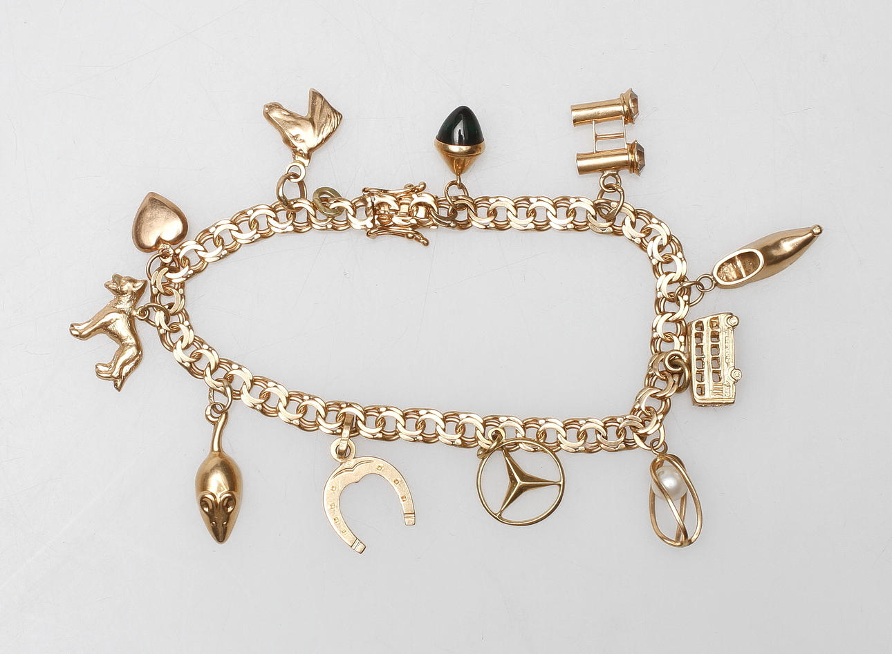 ARMBAND BISMARCK MED BERLOCKER, 18k guld, vikt ca 18 gr.