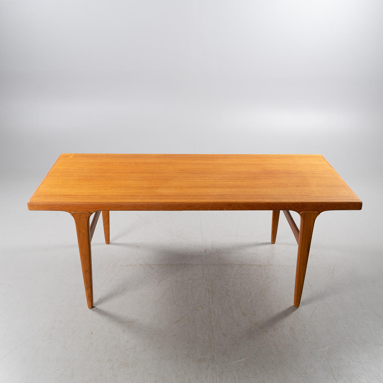 Ein Kaffeetisch, zweite Hälfte des 20. Jahrhunderts.