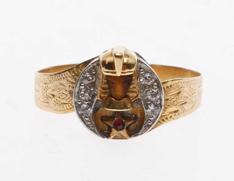 RING, 18k guld med diamanter, granat samt skulpterad tigeröga, Rudolf Albertini, Stockholm, 1916. vikt ca 2,7 gram.