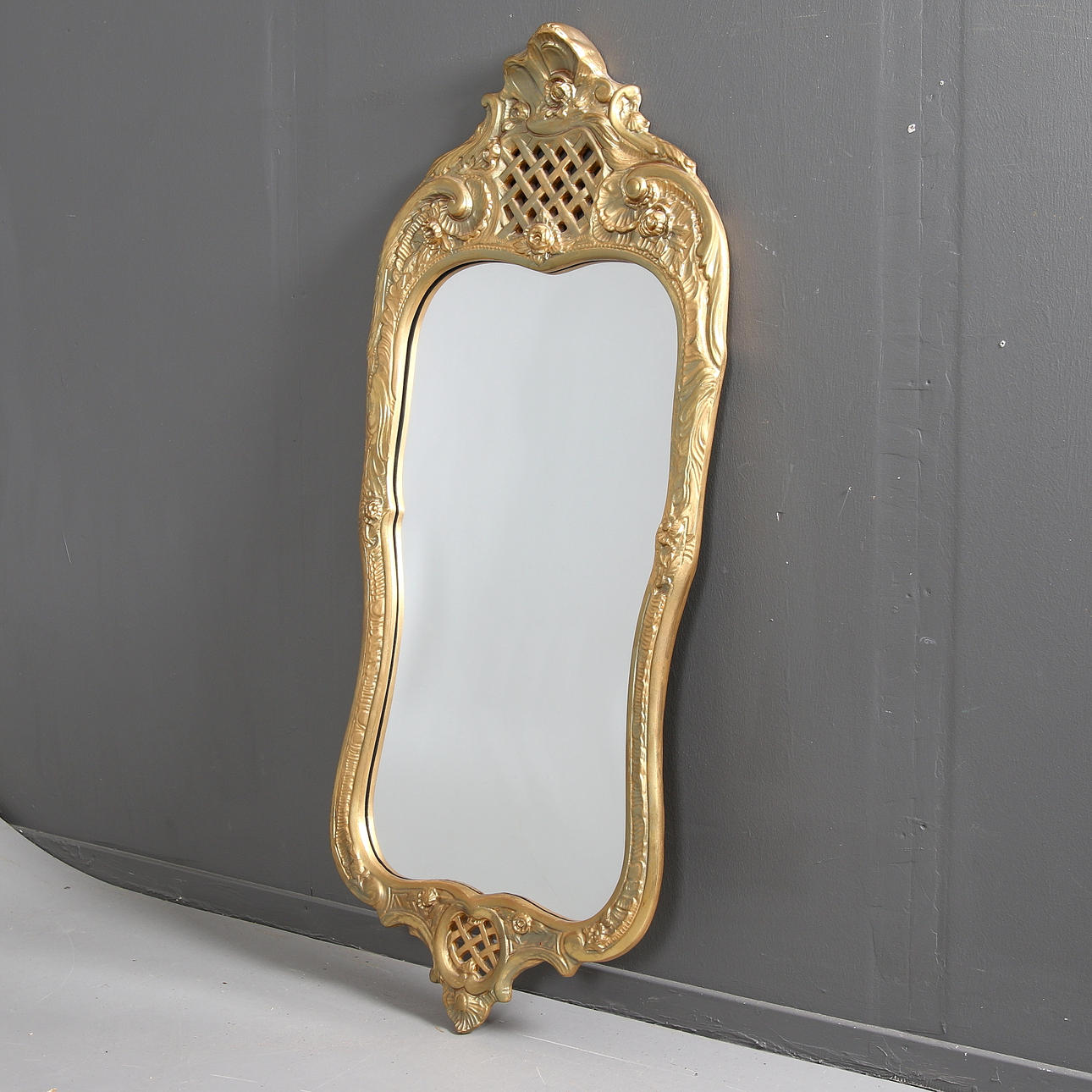 SPEGEL, förgyllt trä, rokokostil, 1900-tal.