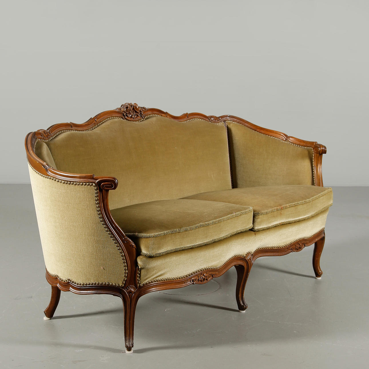 SOFFA i valnöt av baljmodell, rokokostil 1900-talets andra hälft.