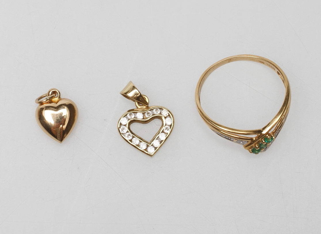 RING samt 2 ST HÄNGEN, 18k guld, vikt ca 3,8 gr.