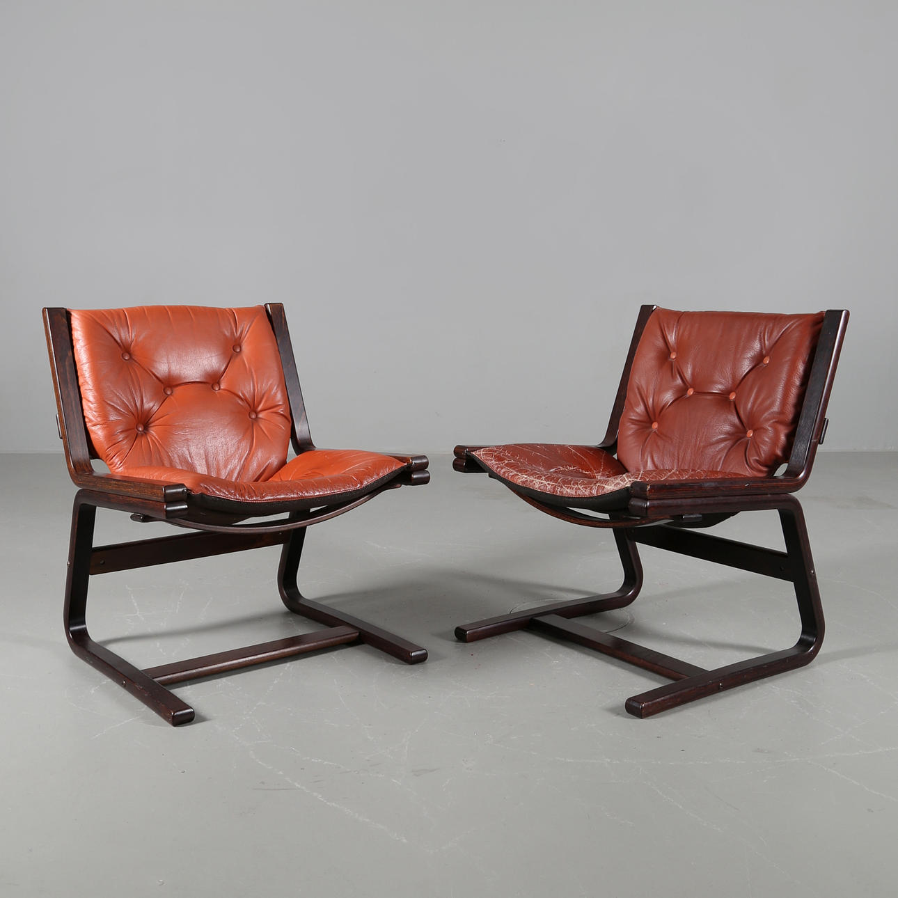 FÅTÖLJER ett par i bok och läder 1970-tal, troligen Norge.