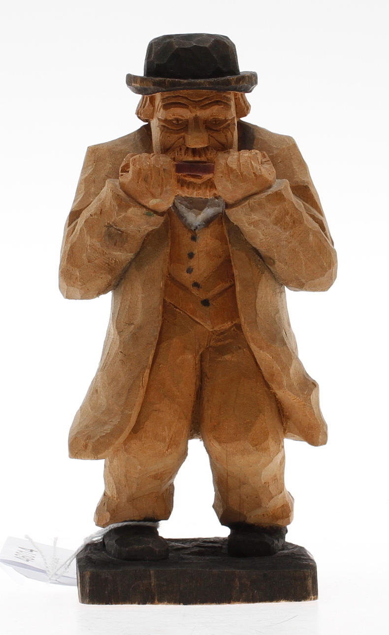 FIGUR, skuret trä, Hilmer Johansson, Döderhult, Oskarshamn, sign och dat. 1948.