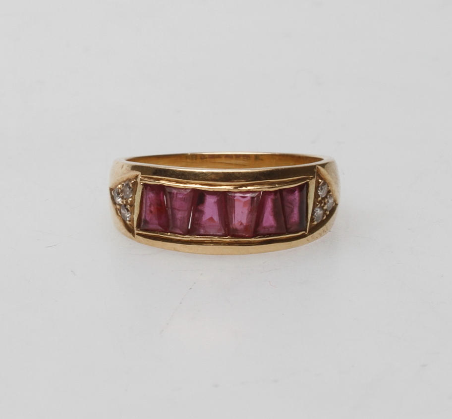 RING, 18k guld, vikt ca 4,6 gr.