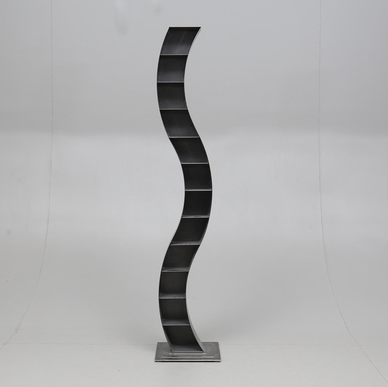 HYLLA, plåt, signerad G. Toth, daterad 1996.