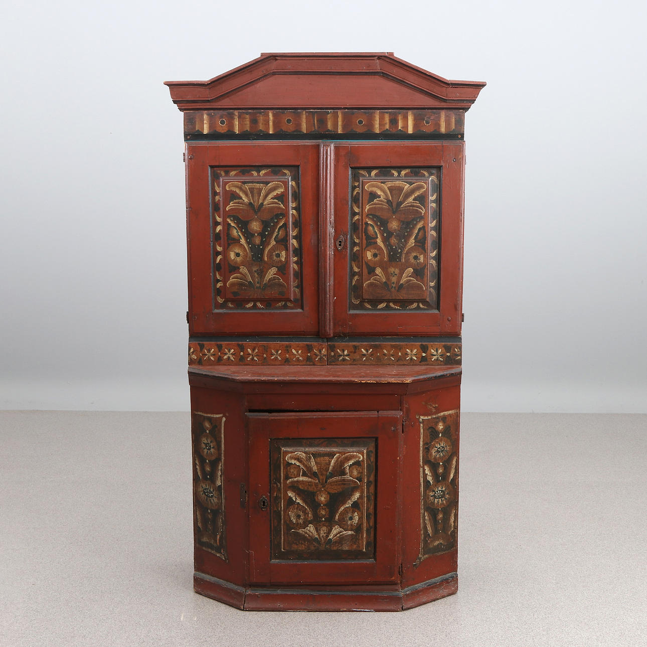 VÆRKTØJSSKAB. Malet træ. 19. århundrede.