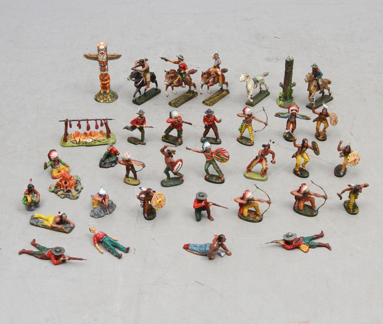 ELASTOLIN Westernfigurer, några LINEOL. Totalt cirka 30delar. 1930 -1950-tal.