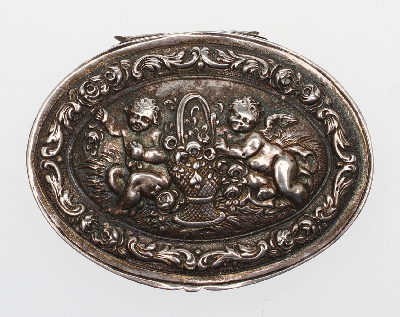 DOSA, silver, dekor med puttisar, Tyskland 1900-tal, vikt ca 56,4 gram.