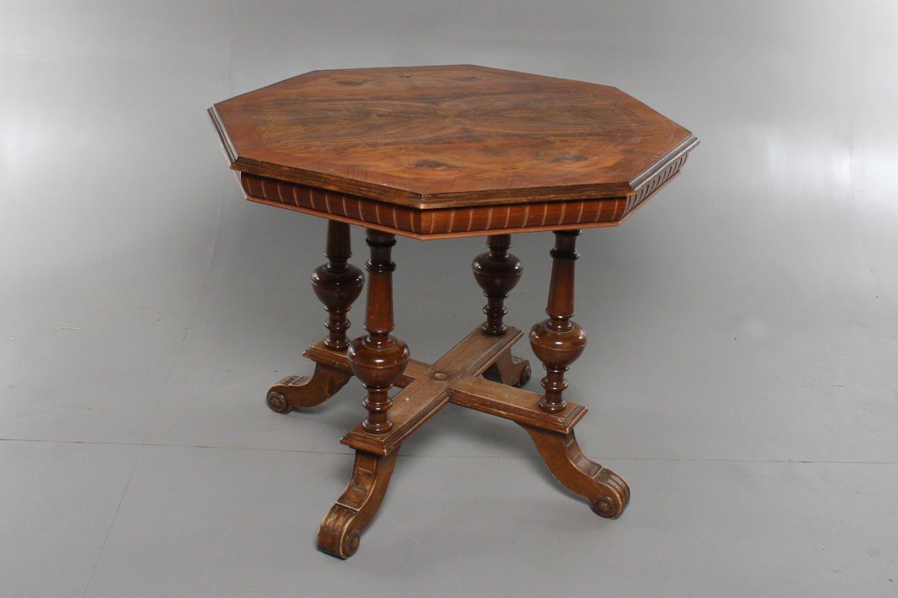 BORD,8-kantigt, nyrenässans.