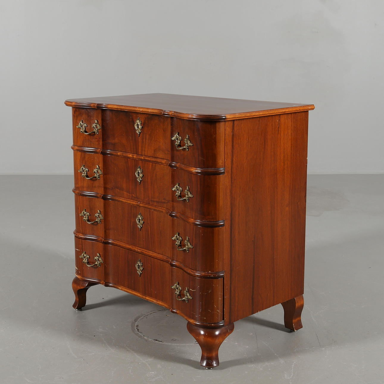 BYRÅ av valnöt i barockstil 1900-tal.