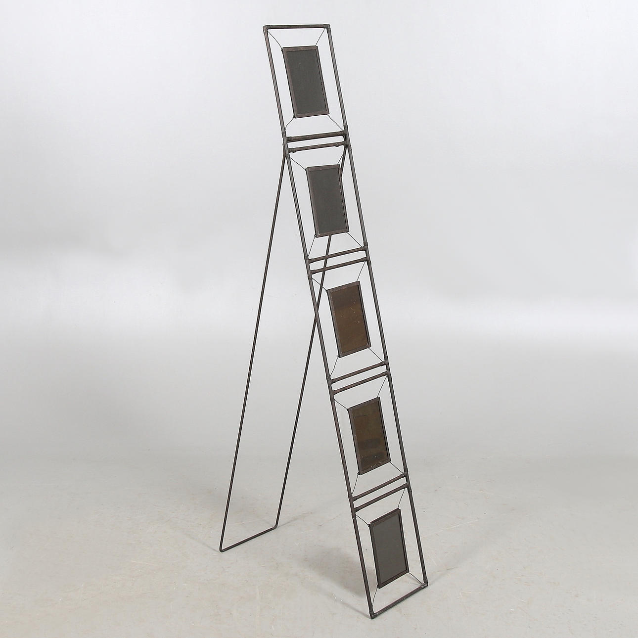 FOTORAM PÅ STATIV, Italien. 2000-tal.