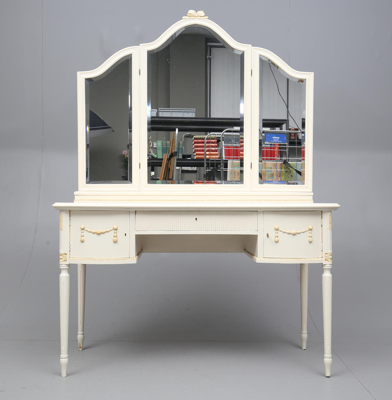 TOALETTBORD, gustaviansk stil, 1900-talets först hälft.