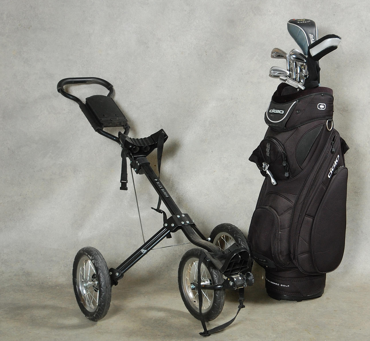 GOLFUTRUSTNING MED VAGN.