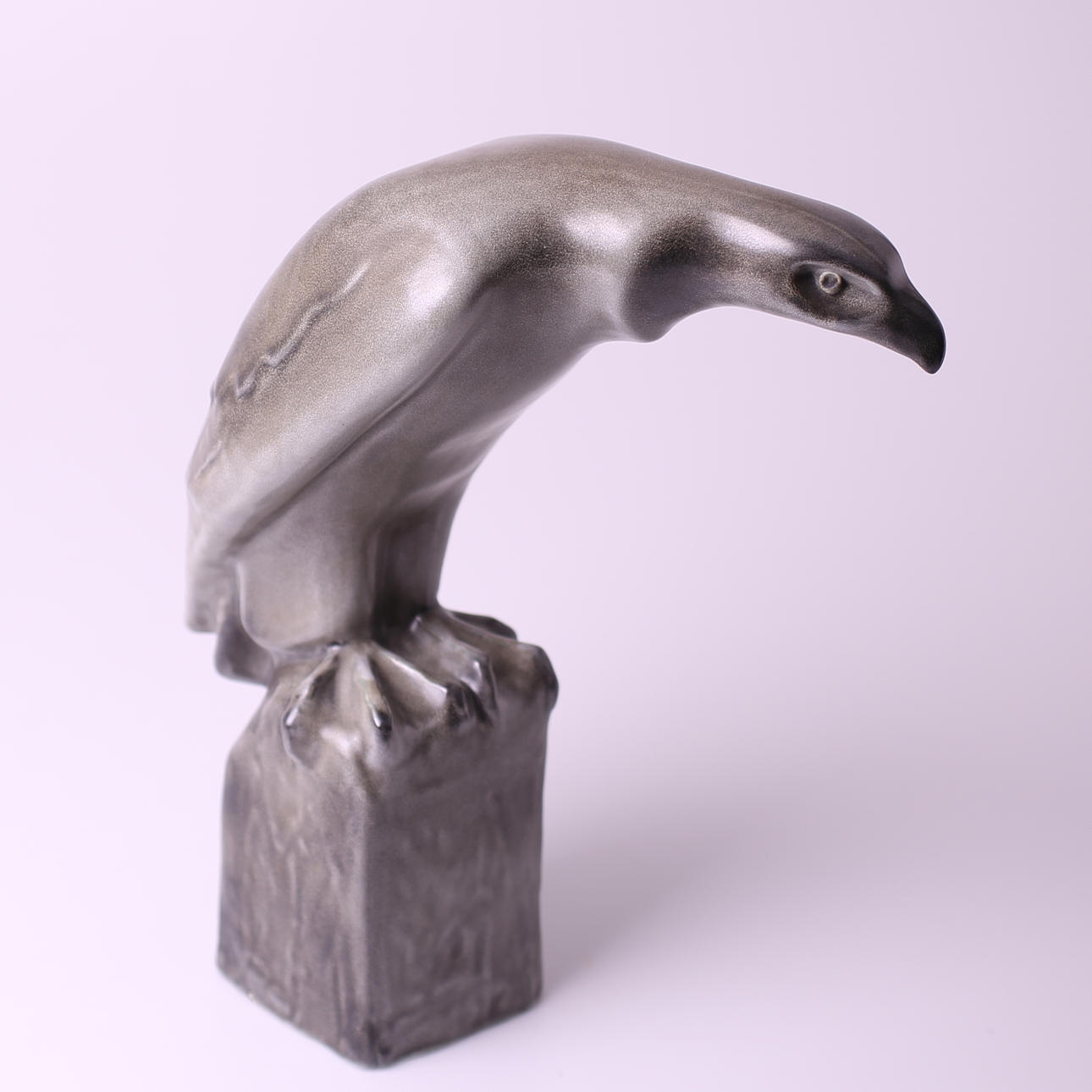 ULF TIKKANEN. SKULPTUR - ÖRN, porslin, brun, signerad Ulf Tikkanen - Arabia, mitten av 1900-talet.