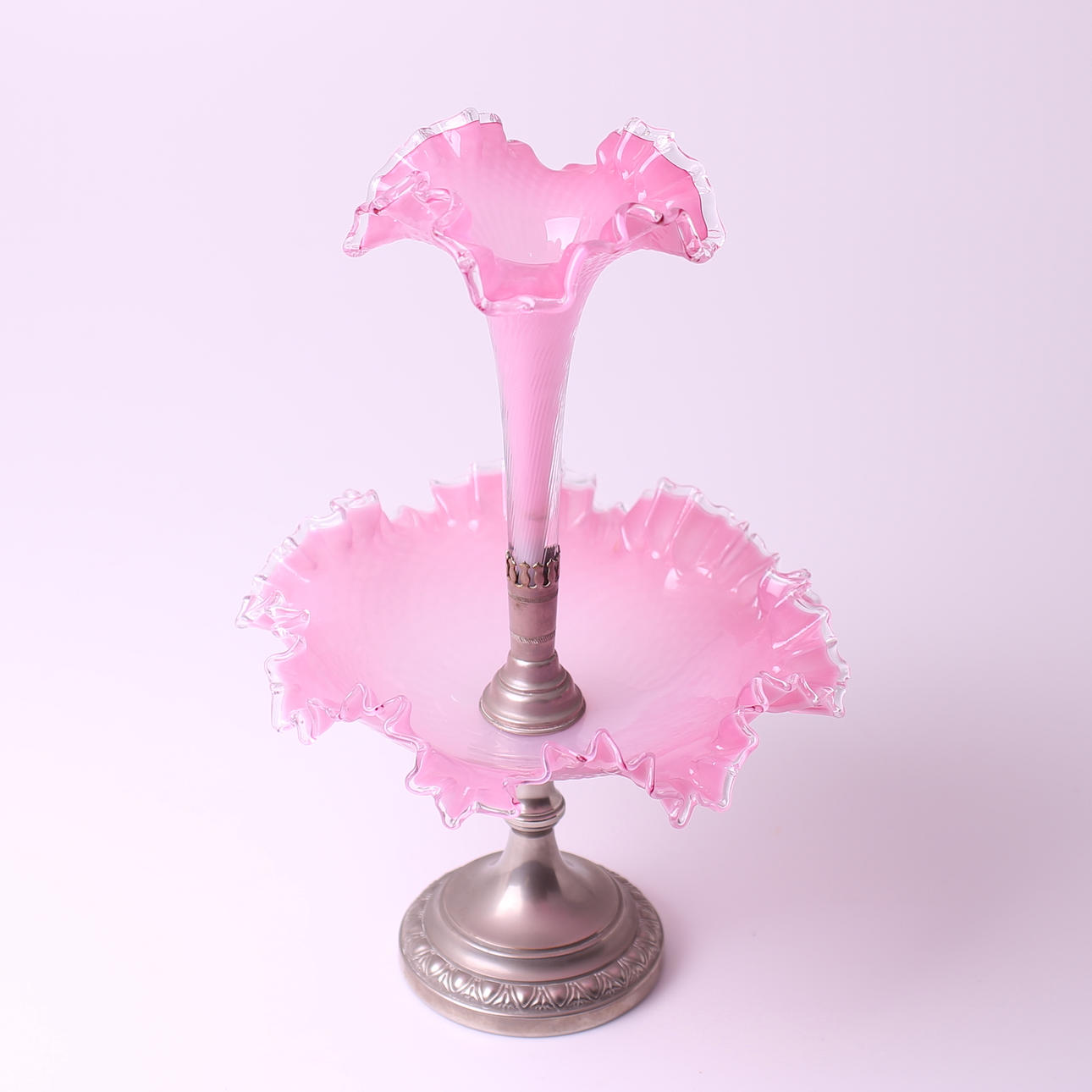 STRUTVAS med SKÅL, rött veckat glas, metallfot, 18-/1900-tal.