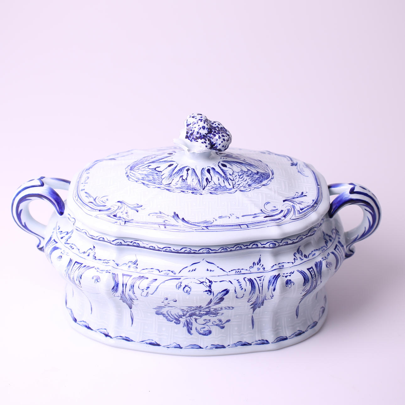 TERRIN med hänklar och lock, porslin, nr 657/1800, Rörstrand, tillverkad 1976.