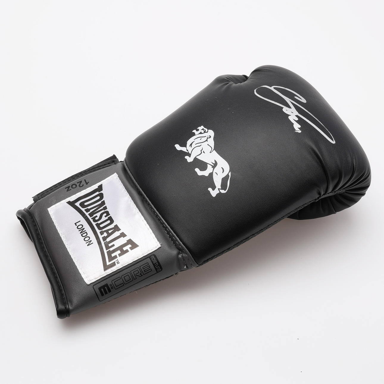AUTOGRAF. VASILIY LOMACHENKO (1988 - ) UKRAINSK BOXARE. VÄRLDSMÄSTARE I ...